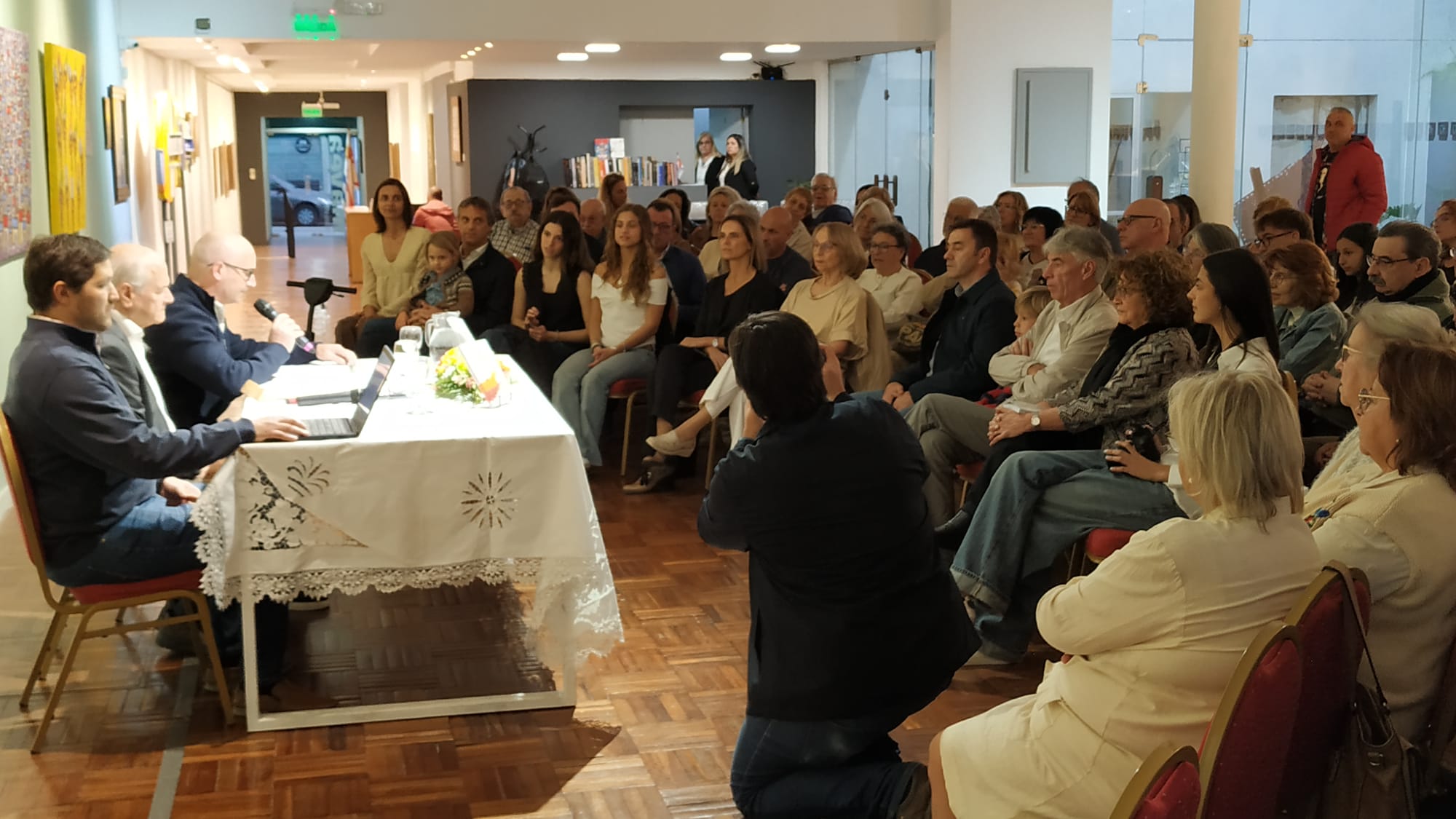 Se presentó el libro Más allá de las palabras de Hugo Riva