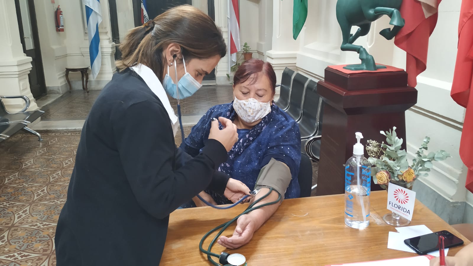 Toma de presión arterial en la Intendencia Departamental 2