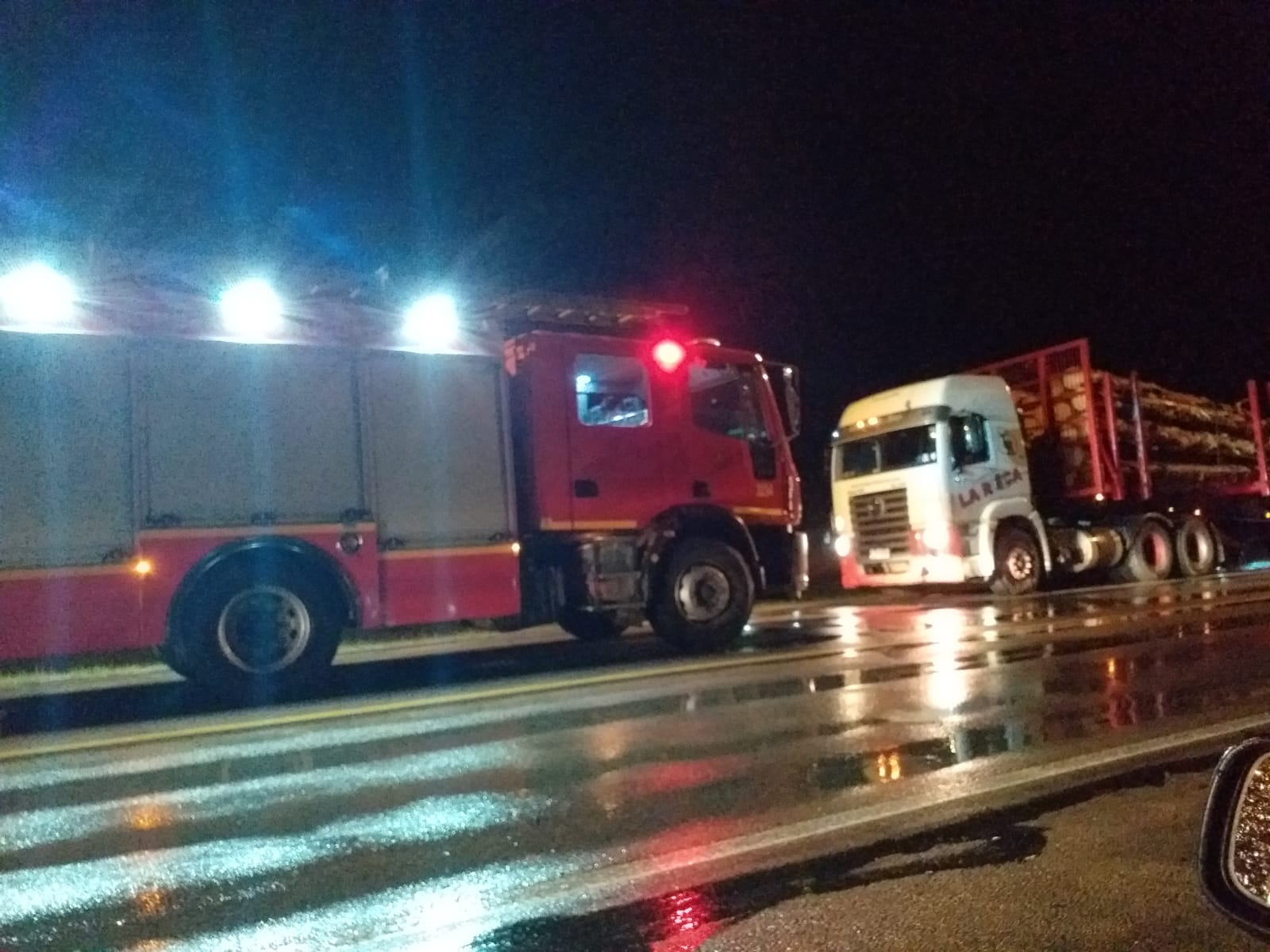 Tomó fuego rueda trasera de camión que circulaba por ruta 5 3
