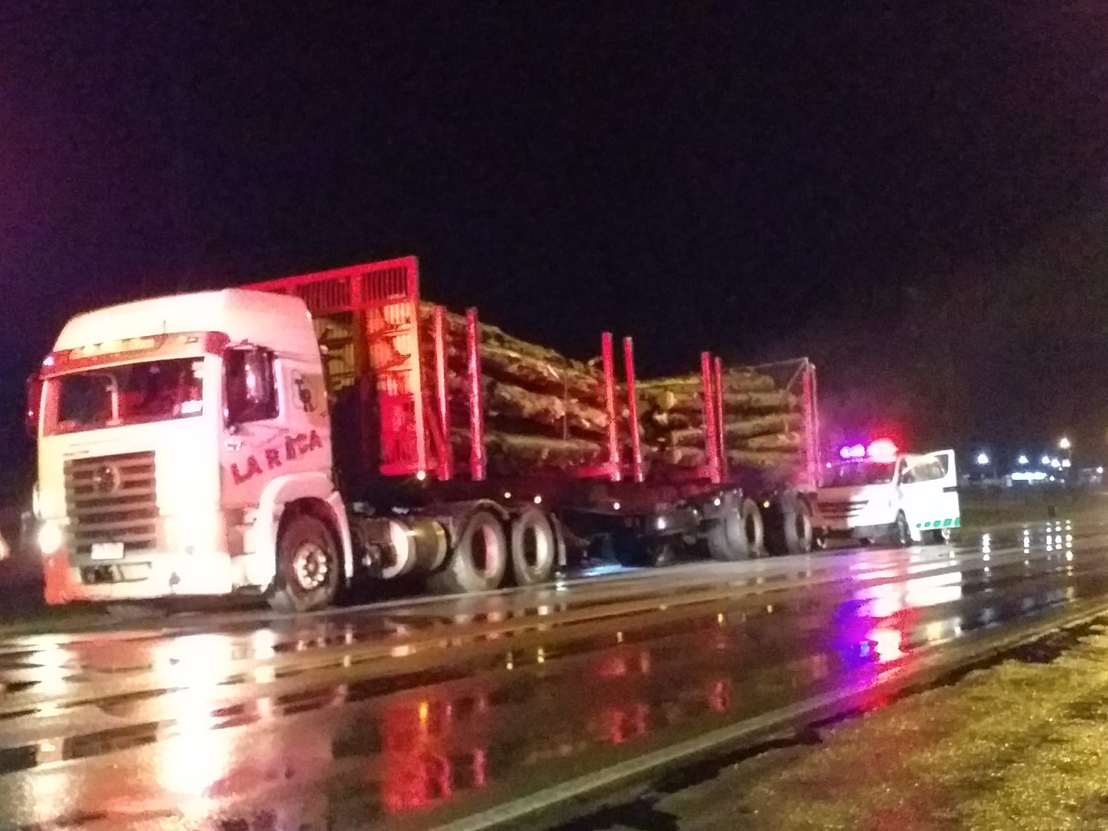 Tomó fuego rueda trasera de camión que circulaba por ruta 5 4