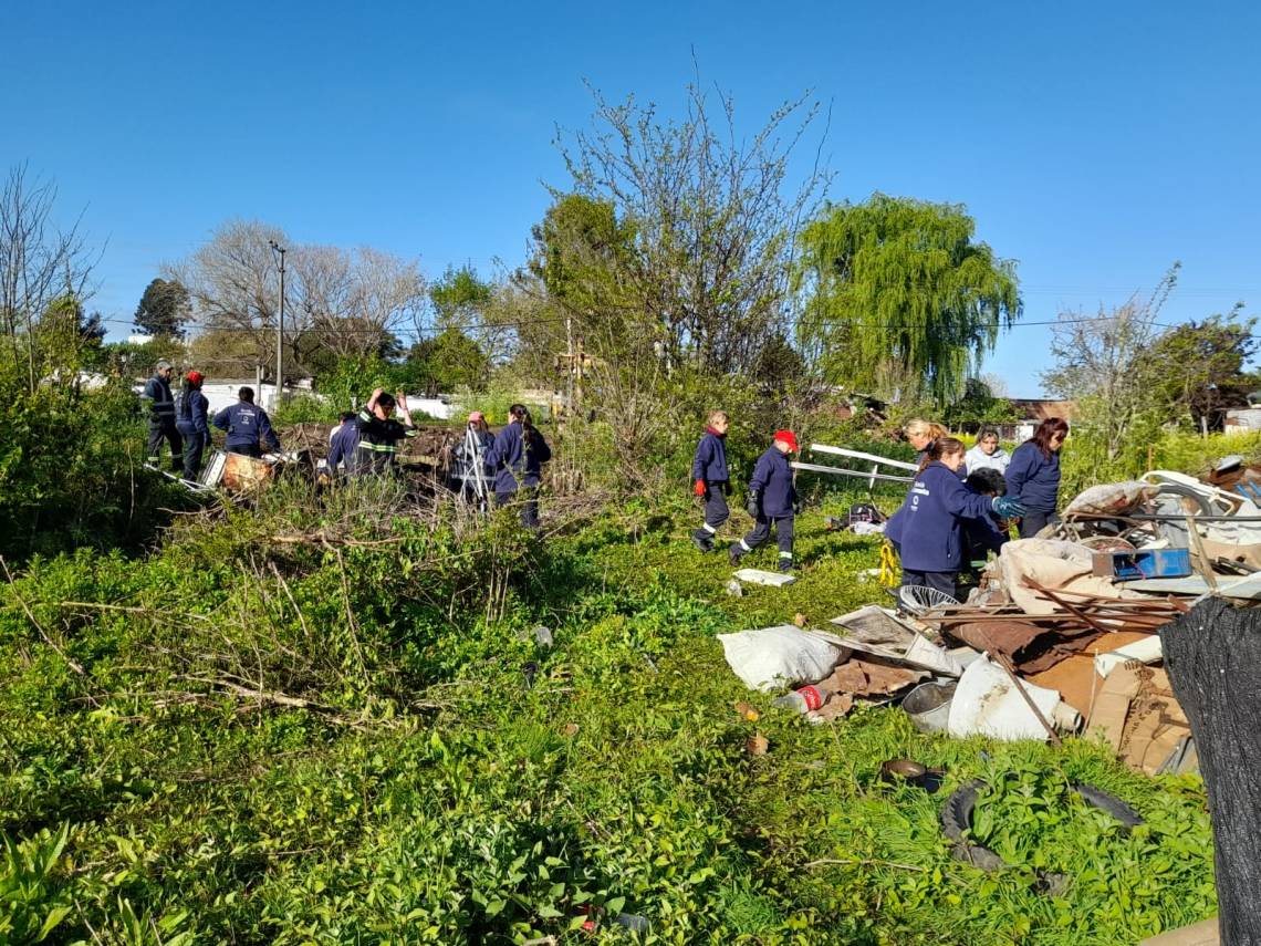 Trabajos de limpieza frente a la planta potabilizadora de OSE