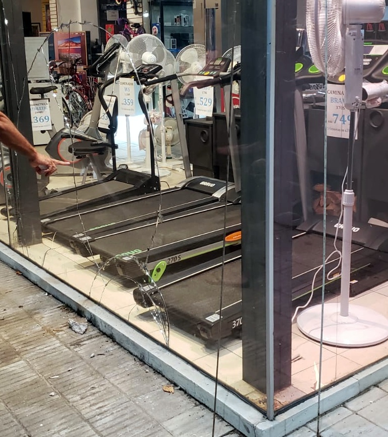 Trifulca entre jóvenes en Plaza Artigas termina con daños en local de Albanes Plaza