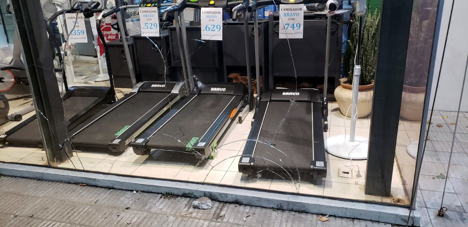 Trifulca entre jóvenes en Plaza Artigas termina con daños en local de Albanes Plaza 2