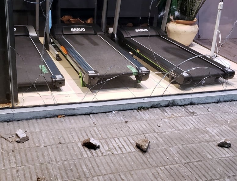 Trifulca entre jóvenes en Plaza Artigas termina con daños en local de Albanes Plaza 3