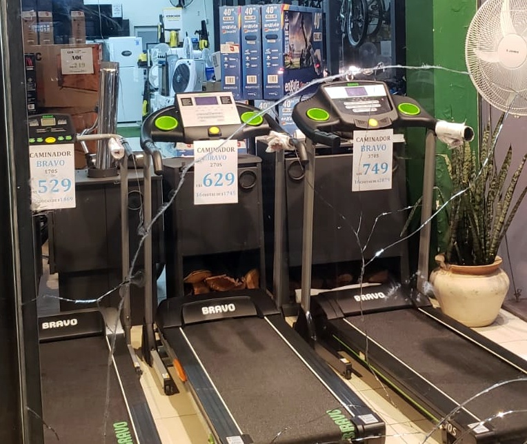 Trifulca entre jóvenes en Plaza Artigas termina con daños en local de Albanes Plaza 4