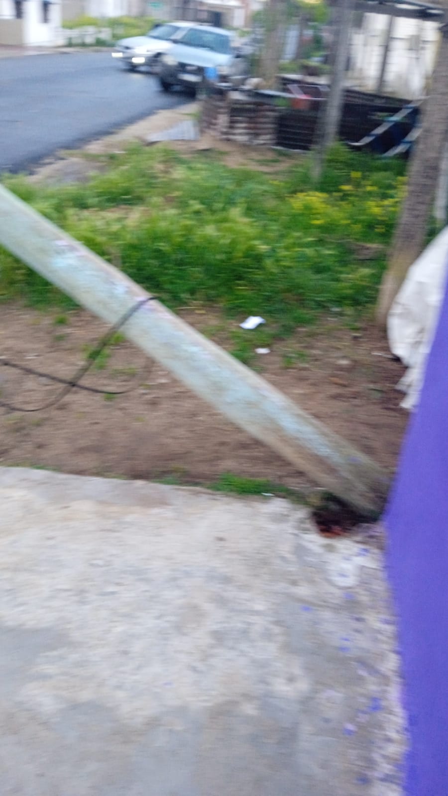 Un camión tiró columnas en zona de Ferrer y Larrobla. 2