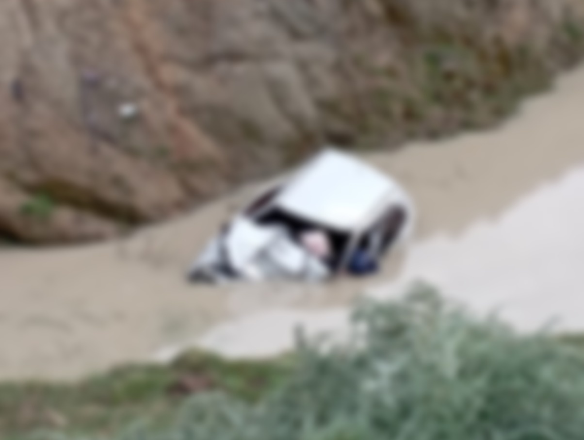 Un hombre falleció tras caer son su vehículo en una cantera