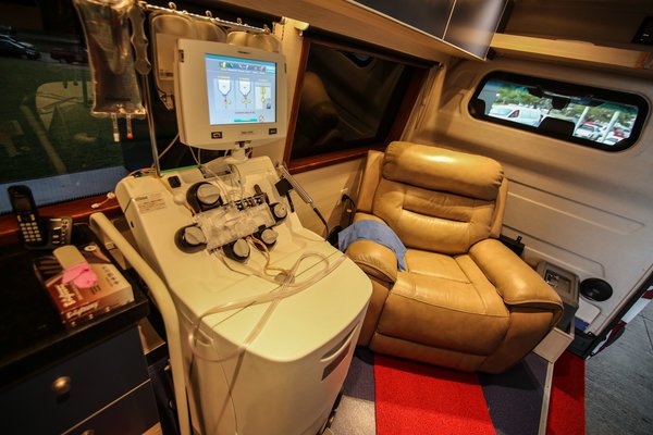 Unidad Móvil de Aféresis para la extracción de plasma llega al Centro Covid