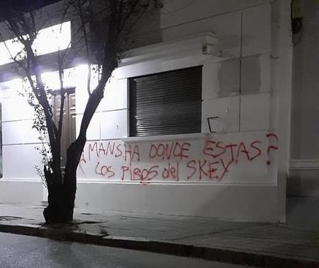 Varias fachadas fueron grafiteadas. 2