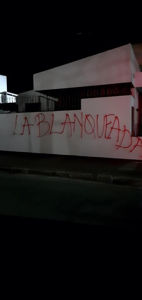 Varias fachadas fueron grafiteadas. 3
