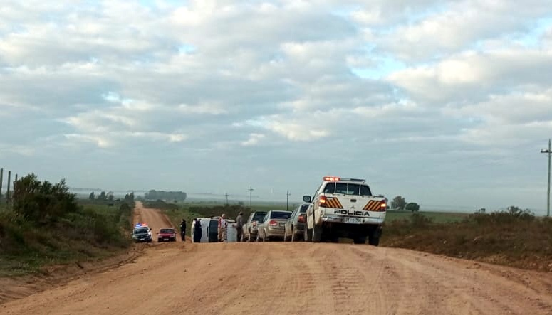Volcó micro con estudiantes en Camino San Gerónimo. 2