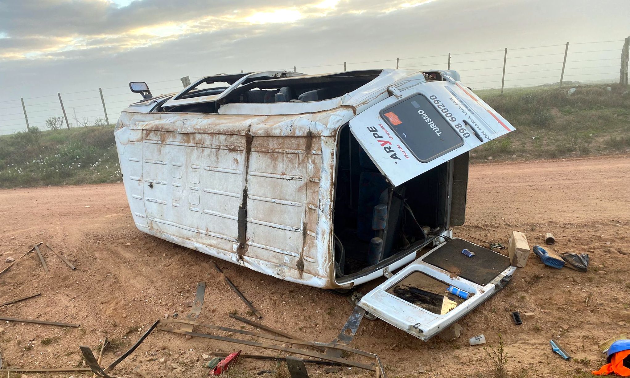 Volcó micro con estudiantes en Camino San Gerónimojpeg