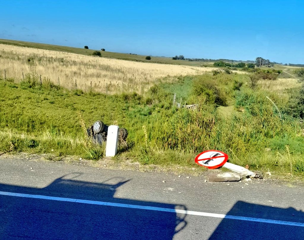 Vuelco de auto en ruta 5 con lesionados leves 3