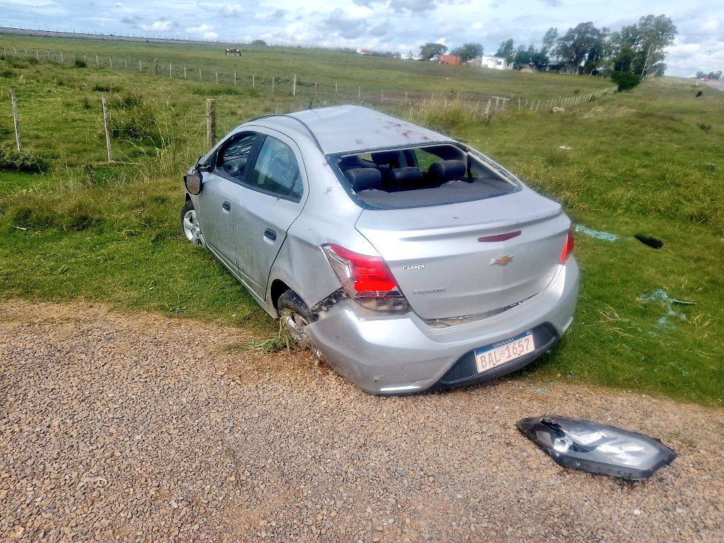 Vuelco de auto sin lesionados en km 102 de ruta 5