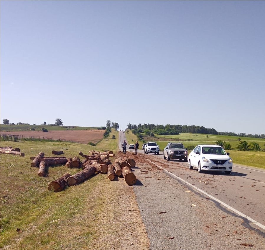 Vuelco de camión cargado con madera en km 114 de ruta 5 2