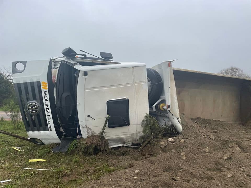 Vuelco de camión en zona de 25 de Mayo. 2