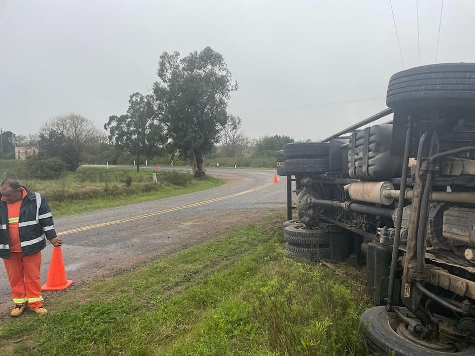 Vuelco de camión en zona de 25 de Mayo. 4