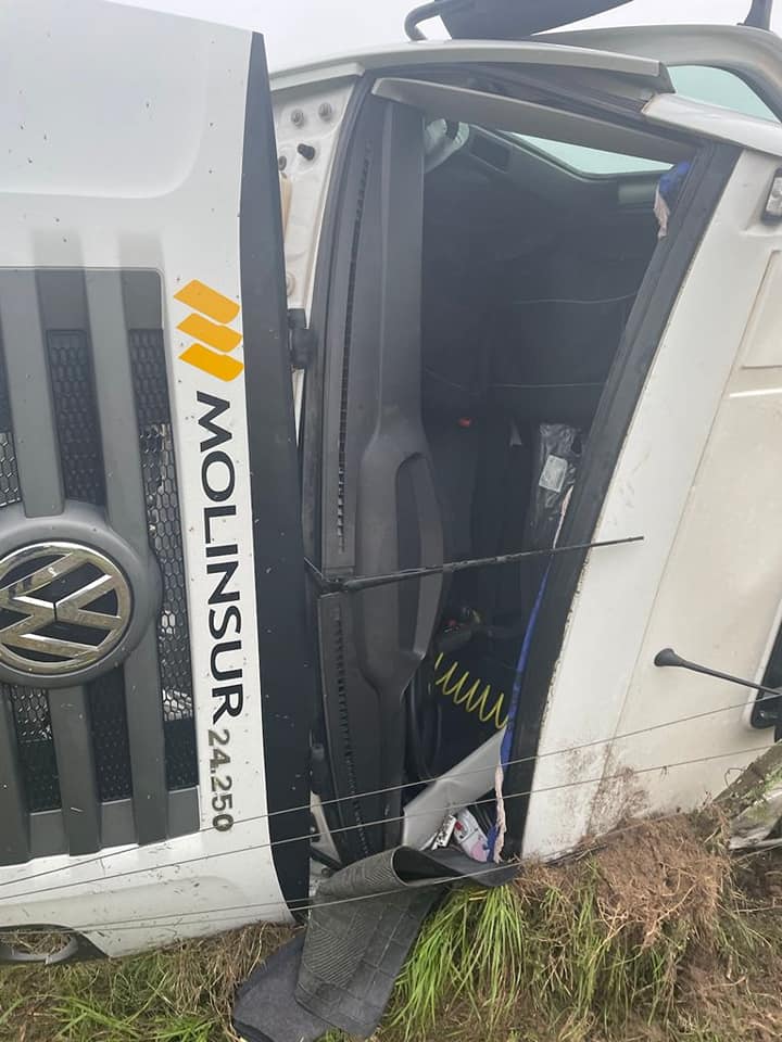 Vuelco de camión en zona de 25 de Mayojpg