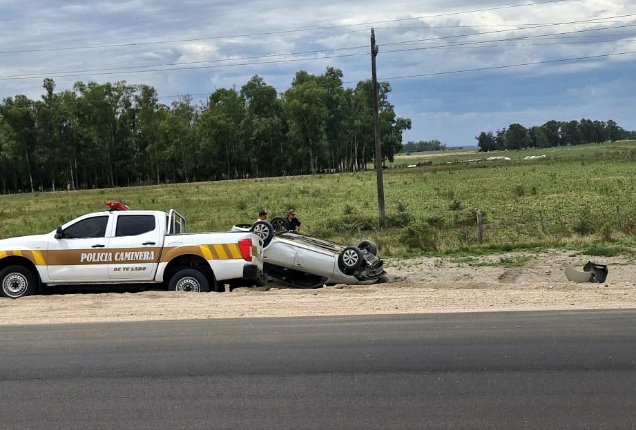 Vuelco de un auto en ruta 5 próximo a Goñi