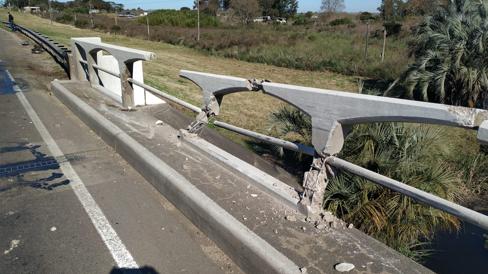 Camioneta y auto impactaron en km 92 de ruta 5