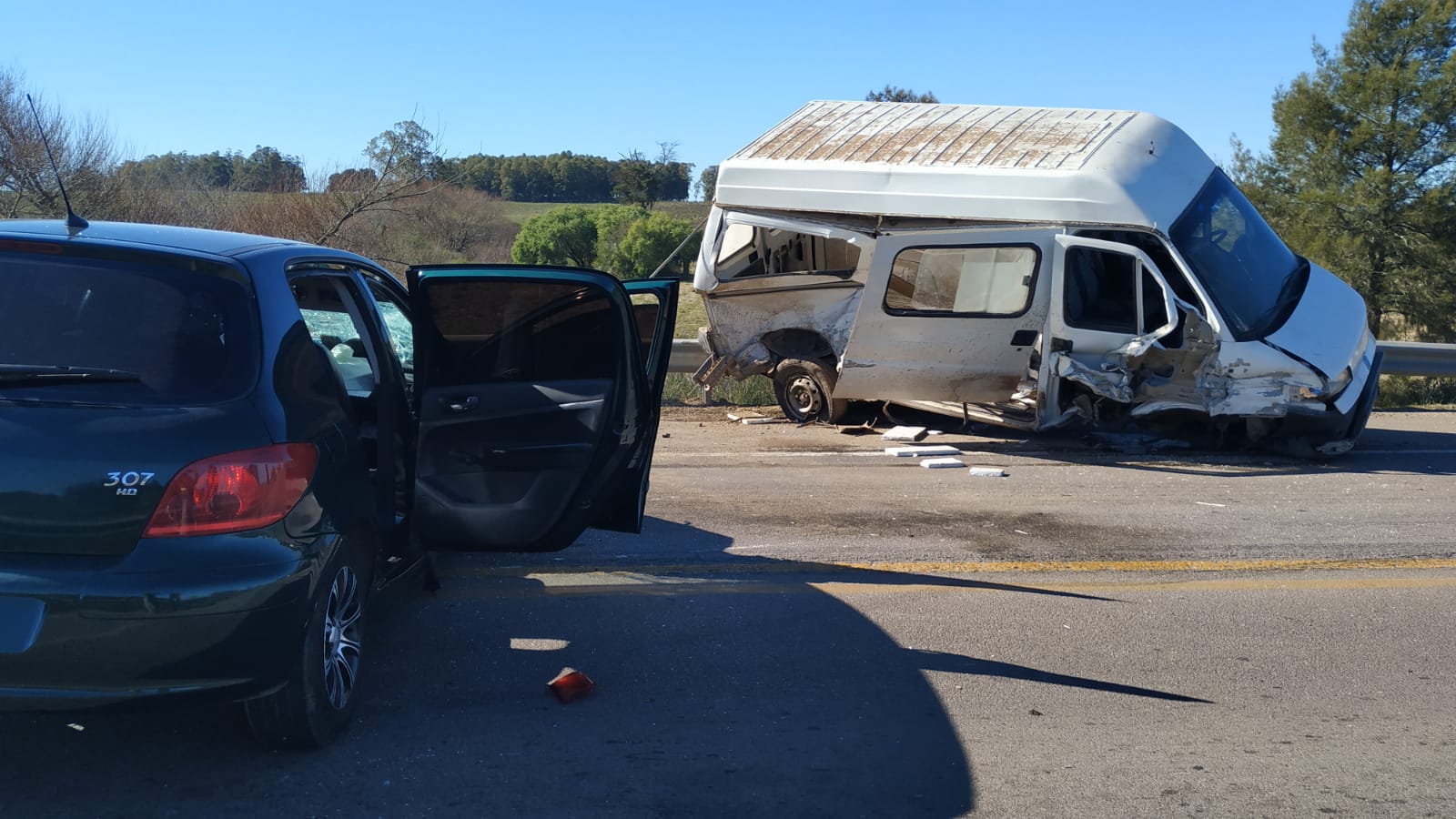 Camioneta y auto impactaron en km 92 de ruta 5 2
