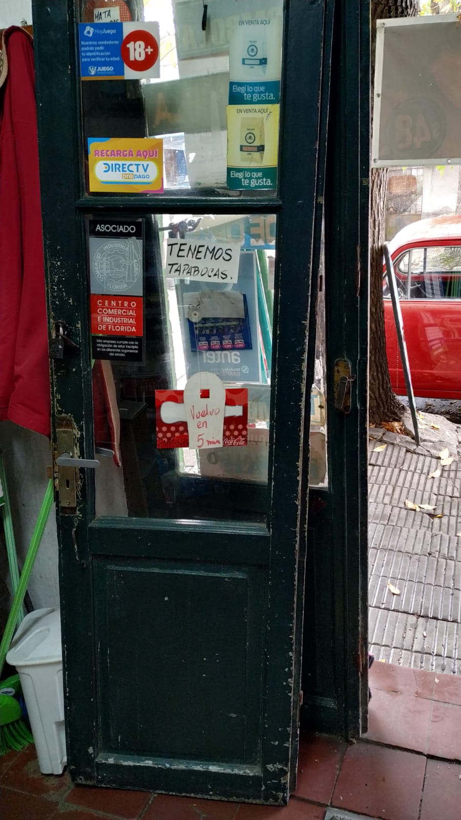 delincuentes roban importante cantidad de cigarros de comercio de calle Herrera 4