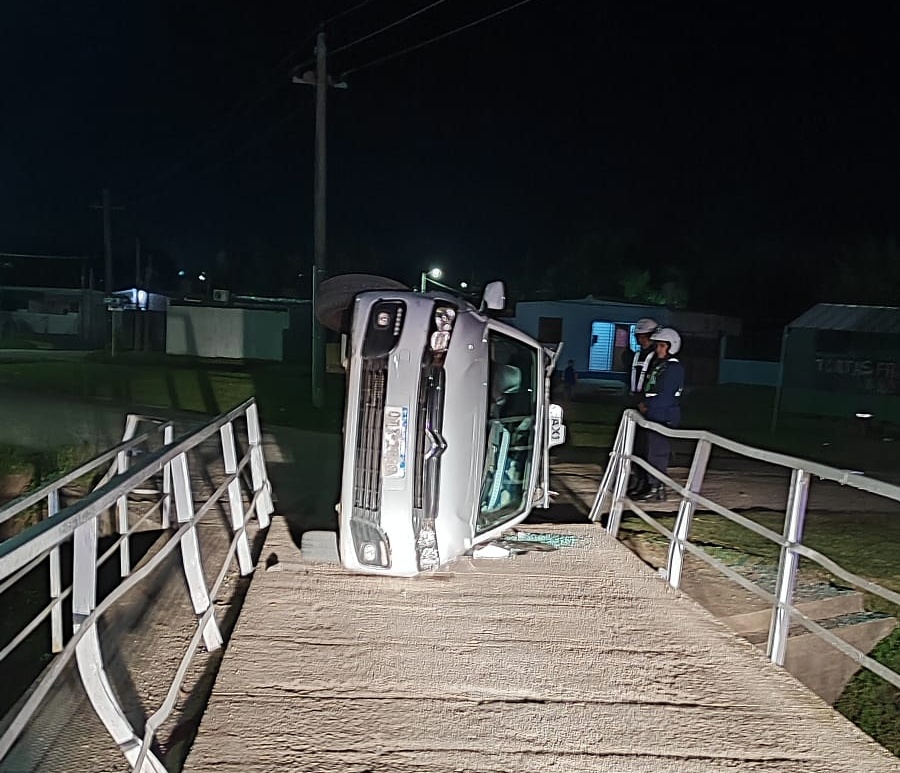 vuelco de auto en puente de los deseos