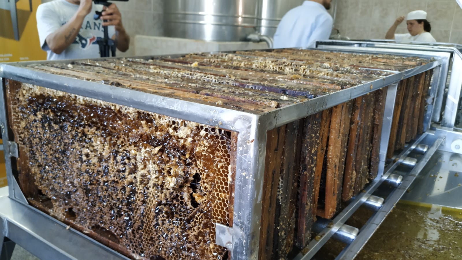 Apertura de la Zafra de la Miel en Sarandí con la presencia del presidente Lacalle Pou