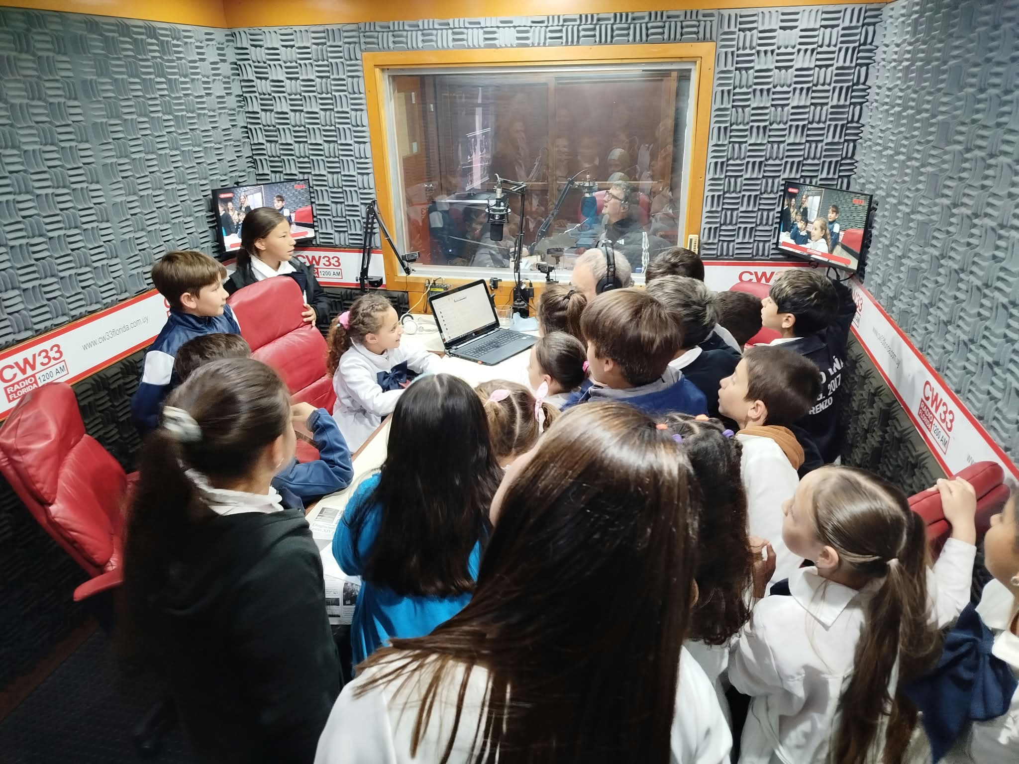 Niños_de_la_Escuela_Nº9_de_La_Cruz_visitaron_nuestros_estudios.jpeg