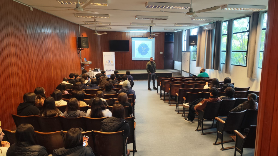 Policía_realizó_charla_sobre_prevención_del_consumo_de_drogas_en_el_Liceo_N.º_1.jpg