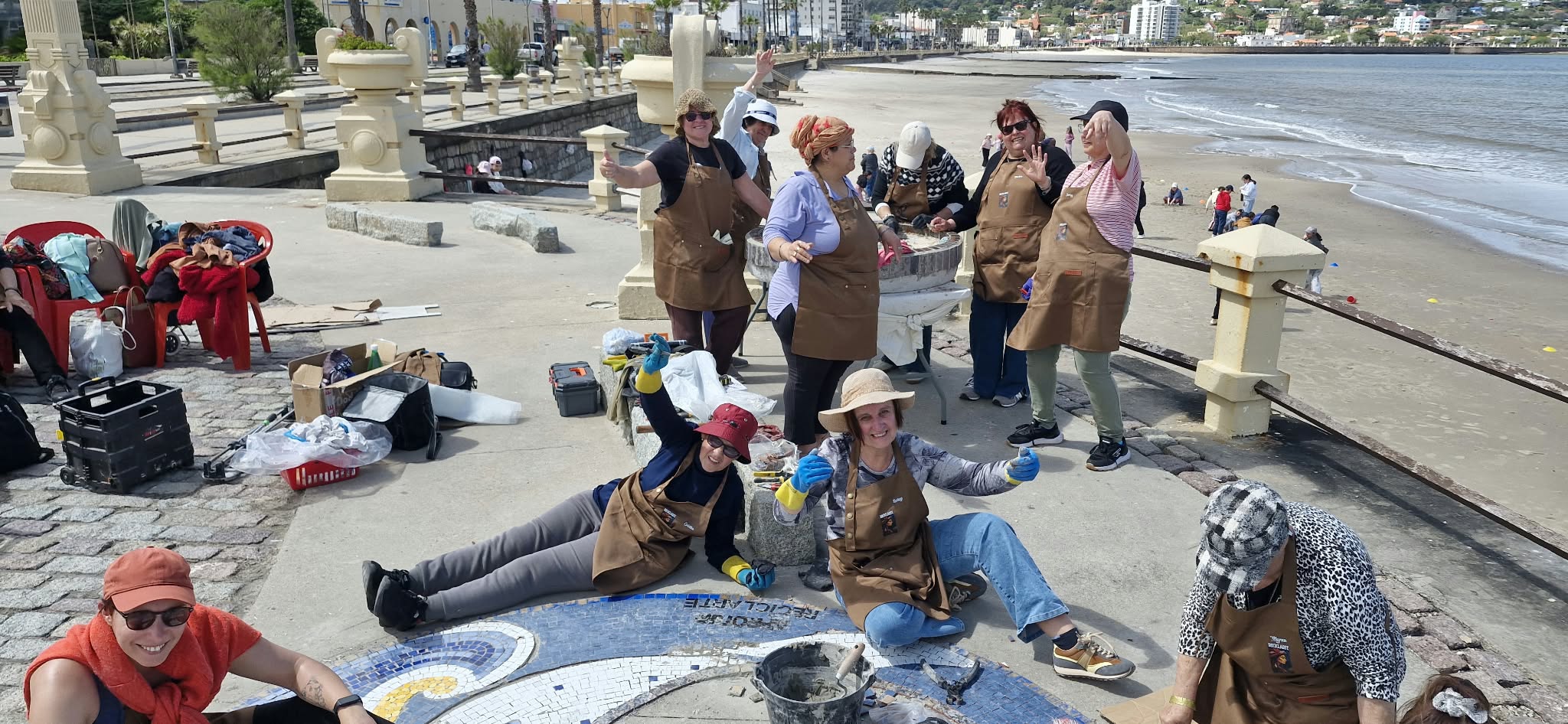 Reciclarte_realiza_una_obra_en_mosaico_en_la_rambla_de_Piriápolis_2.jpeg
