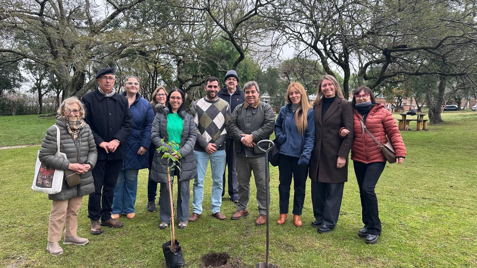 Rotary_Club_de_Florida_se_sumó_al_programa_Florida_Más_Verde_con_la_plantación_del_Árbol_de_la_Amistad.jpeg