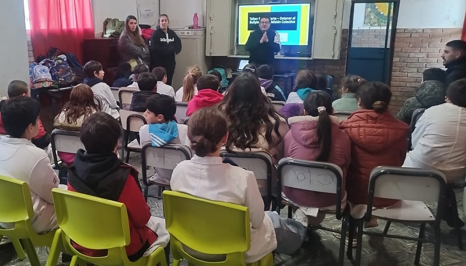 Taller_de_Cyberbullying_en_Escuela_N_76_de_Florida.jpg
