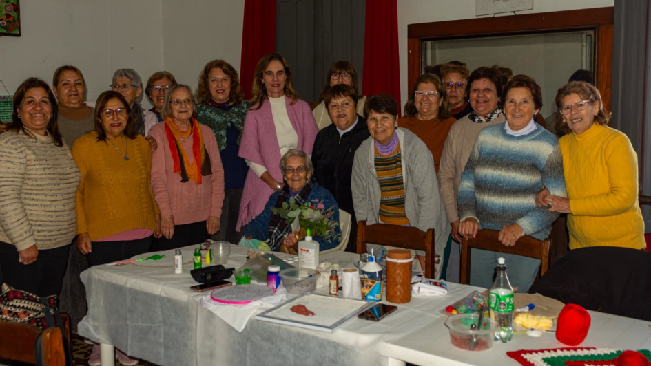 Talleres_solidarios_confeccionan_prendas_y_mantas.jpeg