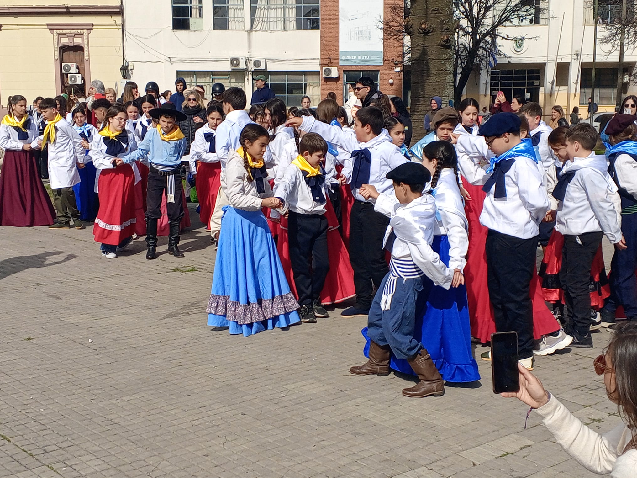 Tradición_y_Patrimonio_Periconazo_reunió_a_estudiantes_en_Plaza_Asamblea.jpeg