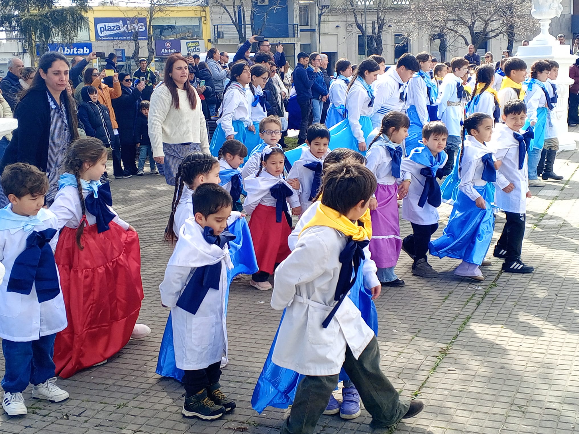 Tradición_y_Patrimonio_Periconazo_reunió_a_estudiantes_en_Plaza_Asamblea_3.jpeg