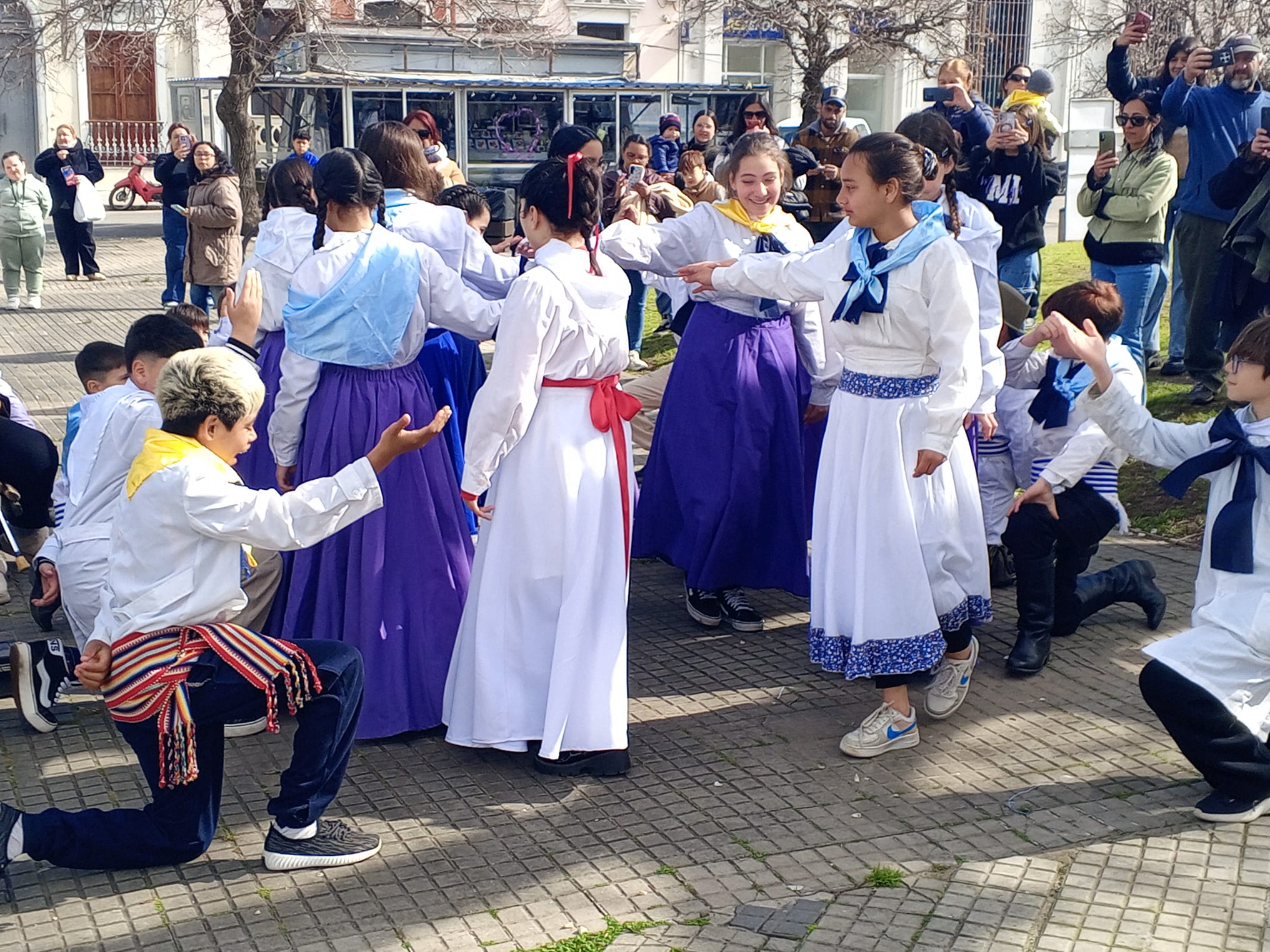 Tradición_y_Patrimonio_Periconazo_reunió_a_estudiantes_en_Plaza_Asamblea_5.jpeg
