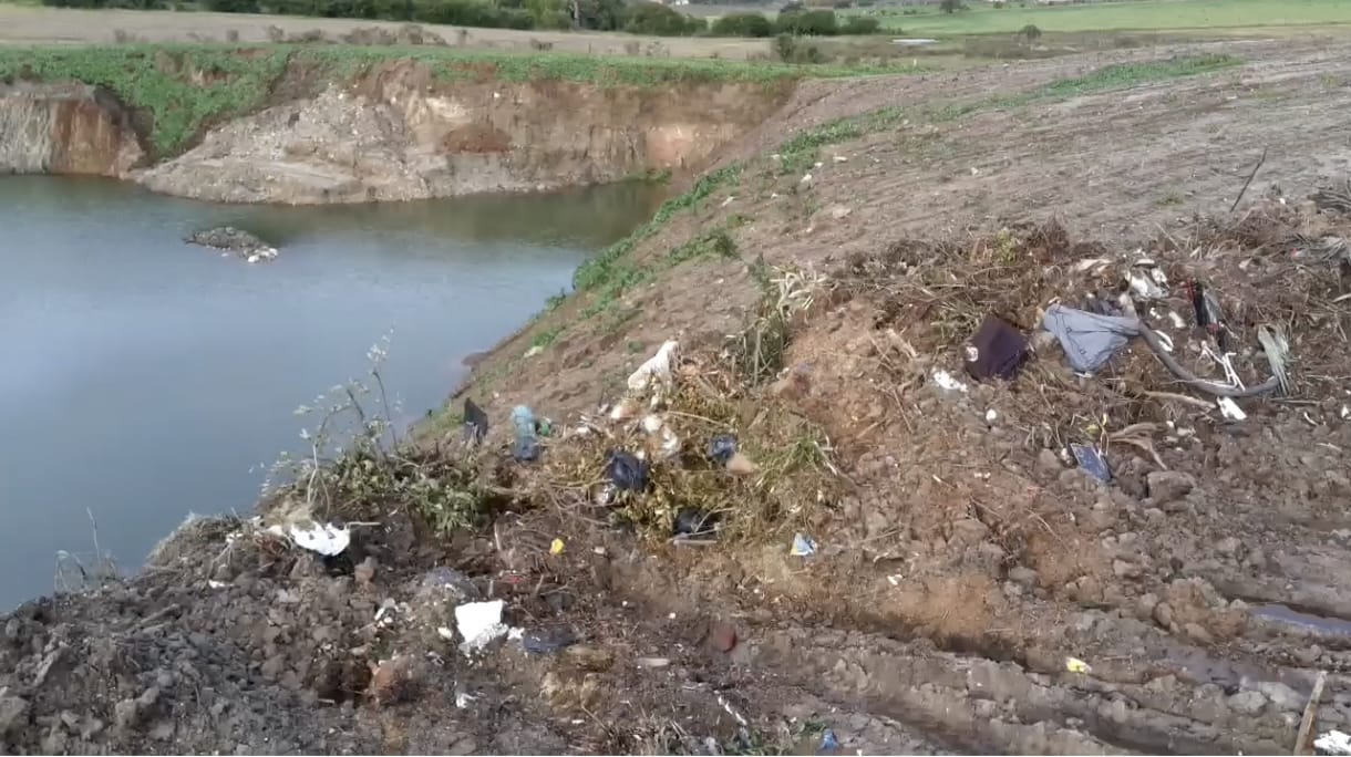Vecinos_de_Chacras_de_Florida_denuncian_depósito_de_residuos_en_ex_cantera_de_INCOSI.jpeg