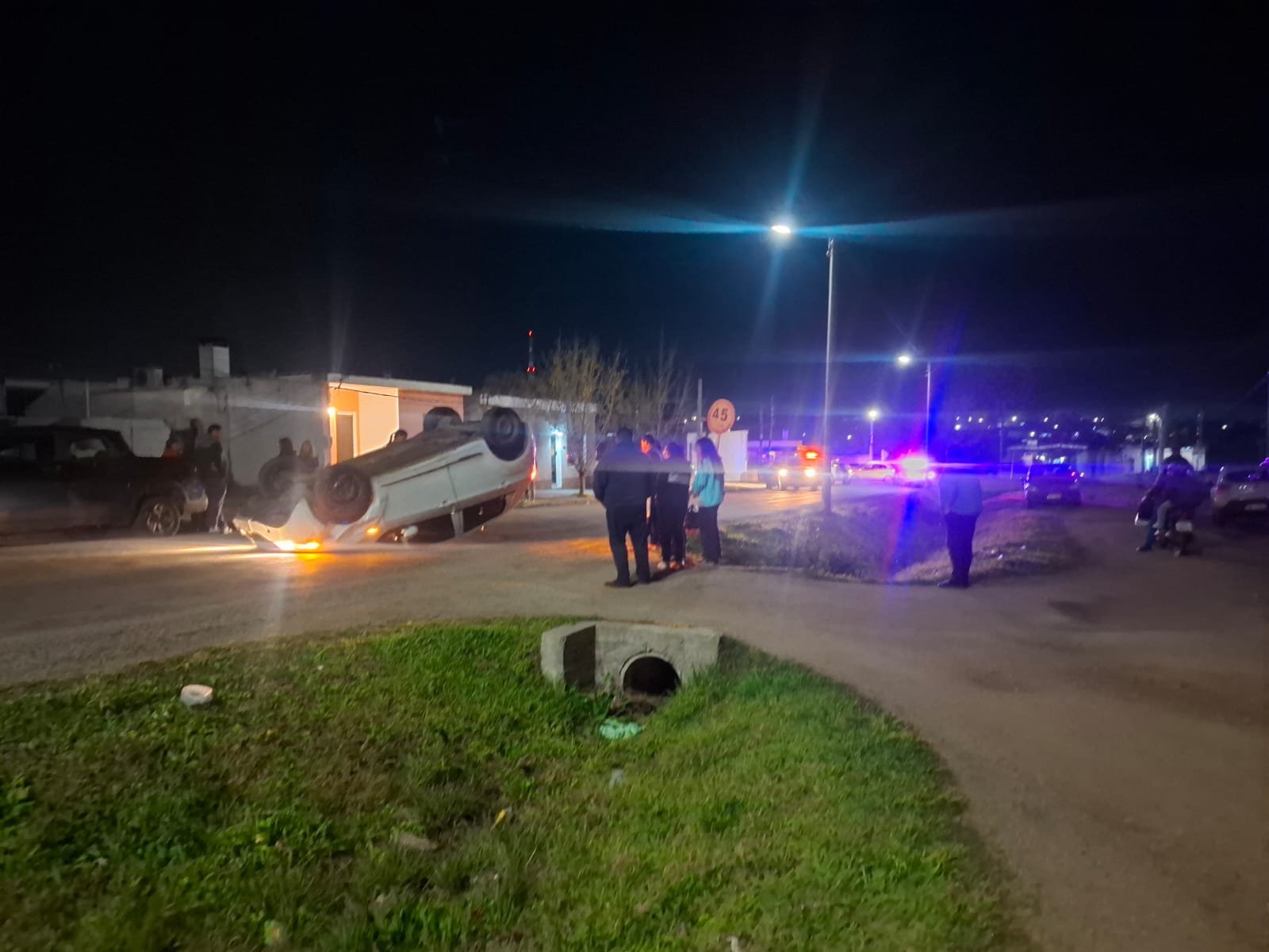 auto_volcó_tras_impactar_contra_una_camioneta.jpeg