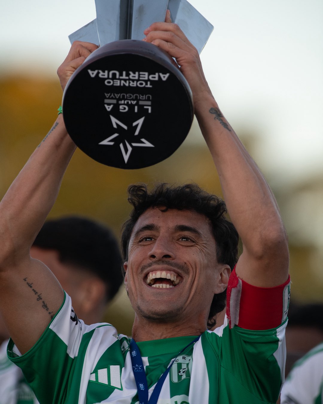 jose_pablo_varela_levanta_la_copa.jpeg